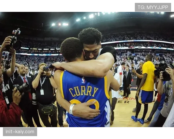 特写：库里在锁定季后赛席位后，与追梦格林在场边长时间拥抱