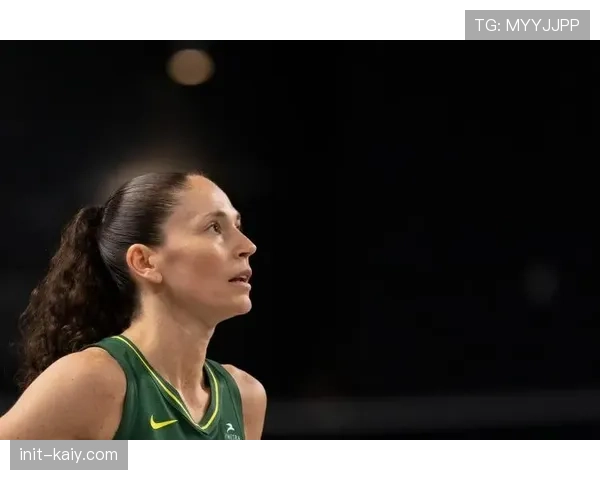 特写：场边传奇——WNBA名宿苏-伯德现身风暴季前赛观战